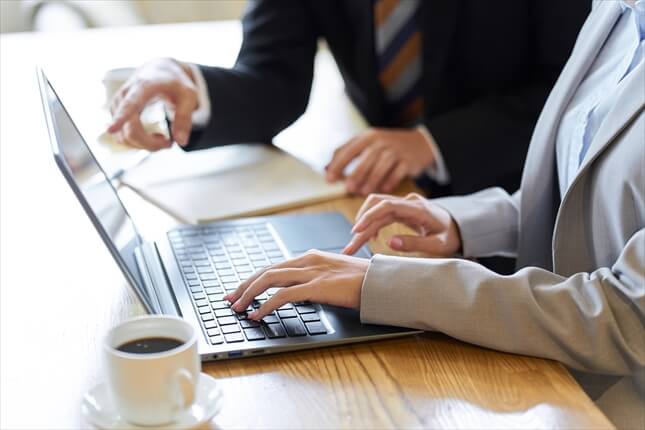 ハローワークへの求人掲載の他、各種無料求人サイトへ登録します。※ハローワークのみの掲載の場合は無料です